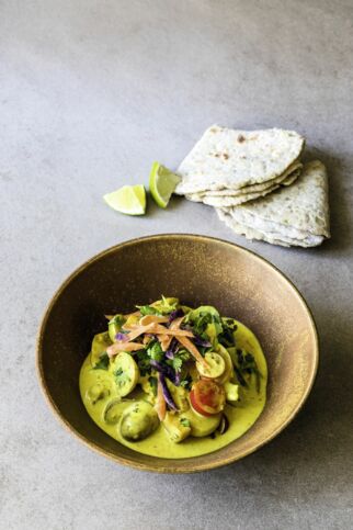 Buntes Kartoffel-Curry mit Kartoffel-Chapati Buntes Kartoffel-Curry mit Kartoffel-Chapati