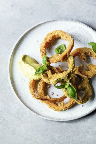Ausgebackene Paprikaringe mit Gemüse-Mayonnaise Ausgebackene Paprikaringe mit Gemüse-Mayonnaise