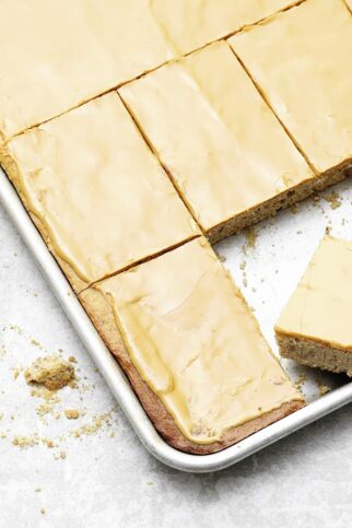 Haselnuss-Blechkuchen mit Kaffeeguss Haselnuss-Blechkuchen mit Kaffeeguss