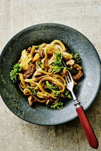 Gebratene Reisbandnudeln mit Rindersteak Gebratene Reisbandnudeln mit Rindersteak