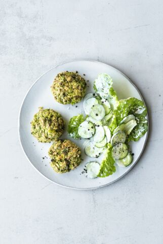 Brokkoli-Bratlinge mit Salat