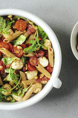 Caprese-Nudelsalat mit Rucola Caprese-Nudelsalat mit Rucola