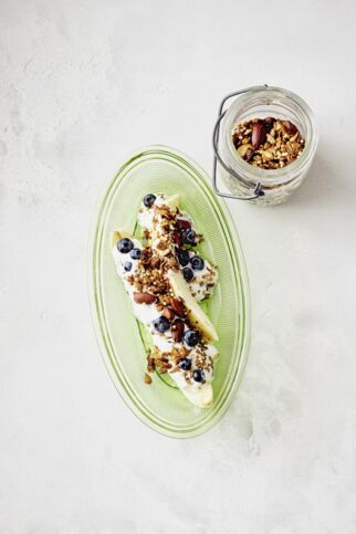 Banana Split mit Joghurt und Granola Banana Split mit Joghurt und Granola