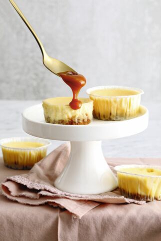 Cheesecake-Cupcakes mit Karamellsauce Cheesecake-Cupcakes mit Karamellsauce