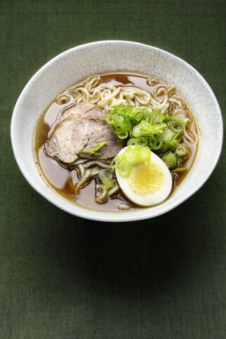 Shoyu-Ramen mit Chashu und Ei Shoyu-Ramen mit Chashu und Ei