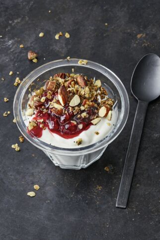 Skyr mit Beeren und Granola Skyr mit Beeren und Granola