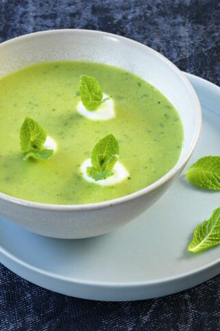 Kalte Erbsensuppe mit Minze