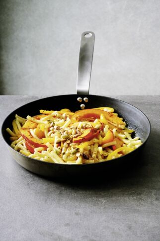 Nudelpfanne mit Kürbis und Tomaten Nudelpfanne mit Kürbis und Tomaten