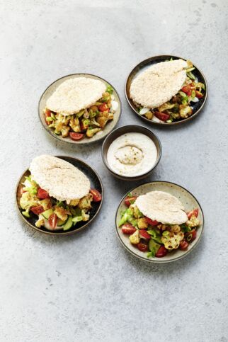 Gerösteter Blumenkohl mit Weiße-Bohnen-Hummus im Pitabrot Gerösteter Blumenkohl mit Weiße-Bohnen-Hummus im Pitabrot