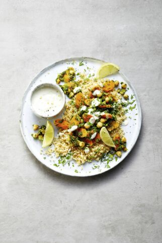 Möhren-Grünkohl-Pfanne mit Vollkornbulgur und Joghurtdip Möhren-Grünkohl-Pfanne mit Vollkornbulgur und Joghurtdip