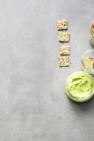 Spinathummus mit Gemüsesticks Spinathummus mit Gemüsesticks