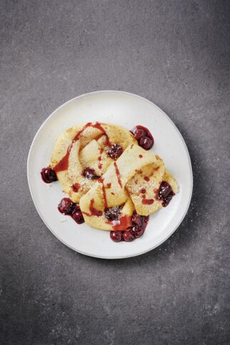 Haselnusscrepe mit Kirschen Haselnusscrepe mit Kirschen