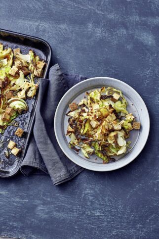 Ofenwirsing mit Sesam-Nuss-Tofu Ofenwirsing mit Sesam-Nuss-Tofu