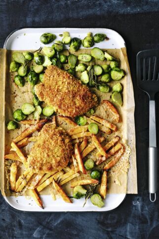Schnitzel mit Rosenkohl und Gruyère-Pommes Schnitzel mit Rosenkohl und Gruyère-Pommes