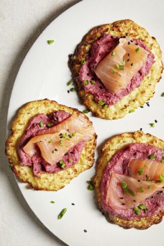 Lachsschnitte mit pinkem Hummus Lachsschnitte mit pinkem Hummus