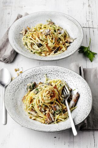 Spaghetti mit Ölsardinen und Zitrone Spaghetti mit Ölsardinen und Zitrone