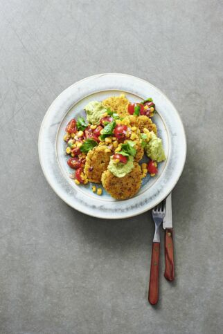 Hirsepuffer mit Guacamole und Tomaten-Mais-Salsa Hirsepuffer mit Guacamole und Tomaten-Mais-Salsa