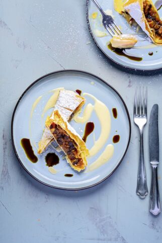 Quitten-Apfel-Strudel mit Vanillesauce und Kürbiskernöl