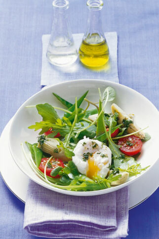 Frühlingssalat mit pochierten Eiern Frühlingssalat mit pochierten Eiern