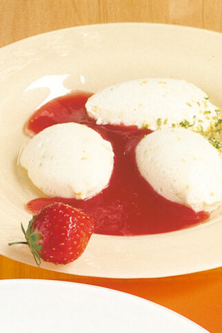 Limettenmousse mit Erdbeersauce Limettenmousse mit Erdbeersauce