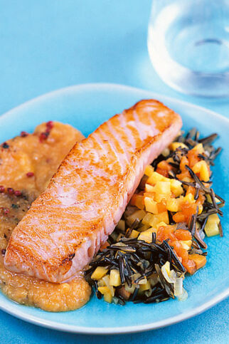 Lachssteaks mit Früchtesalsa und Wildreis Lachssteaks mit Früchtesalsa und Wildreis