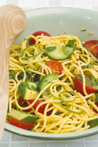 Spaghettisalat mit Zucchini und Zitrone Spaghettisalat mit Zucchini und Zitrone