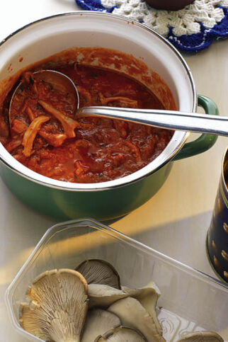 Tomatensauce mit Kichererbsen und Pilzen Tomatensauce mit Kichererbsen und Pilzen