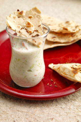 Gurkenraita mit geröstetem Fladenbrot Gurkenraita mit geröstetem Fladenbrot