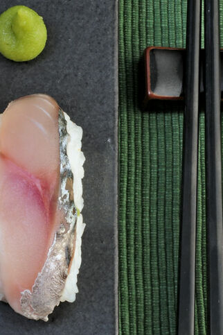 Nigiri-Sushi mit Makrele Nigiri-Sushi mit Makrele
