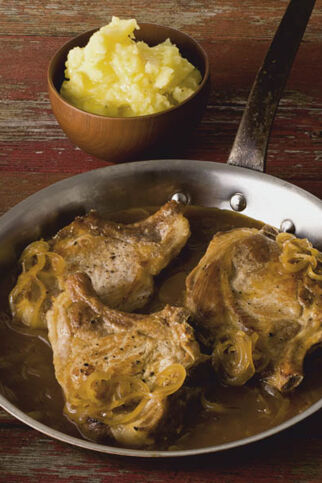 Koteletts in Zwiebelsauce mit Püree Koteletts in Zwiebelsauce mit Püree