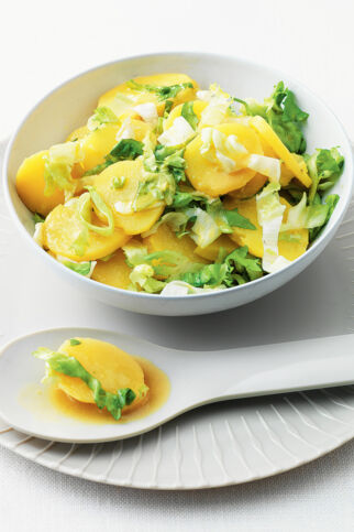 Kartoffelsalat mit Endiviensalatstreifen Kartoffelsalat mit Endiviensalatstreifen