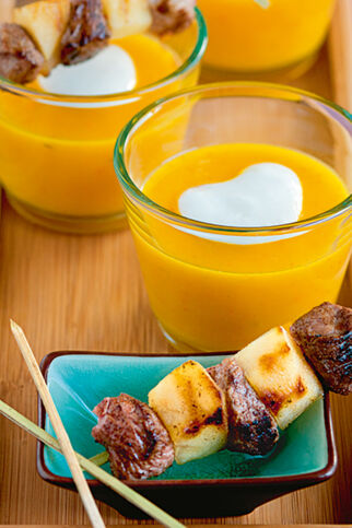 Kürbiscremesuppe mit Entenspießchen Kürbiscremesuppe mit Entenspießchen