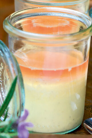 Ziegenfrischkäse-Flan mit Lavendelgelee Ziegenfrischkäse-Flan mit Lavendelgelee