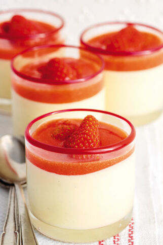 Bayerisch Crème mit Erdbeersauce