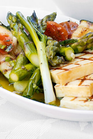 Mariniertes Sommergemüse mit gegrilltem Käse Mariniertes Sommergemüse mit gegrilltem Käse