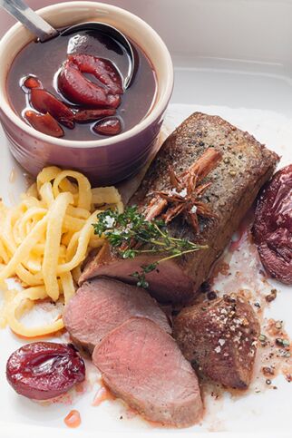 Hirschrückenfilet mit Zwetschgen und Spätzle