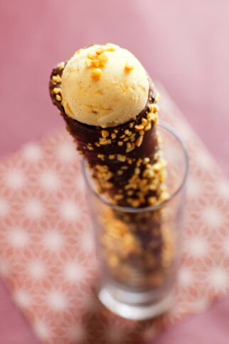 Haselnuss-Krokant-Eis mit Zimt Haselnuss-Krokant-Eis mit Zimt