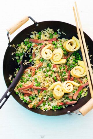Bratreis mit Erbsen und Omelett Bratreis mit Erbsen und Omelett