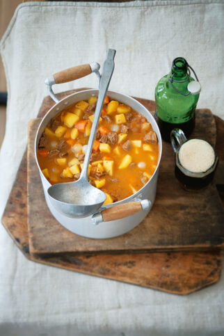 Gulaschsuppe mit Bier und Zwiebeln Gulaschsuppe mit Bier und Zwiebeln