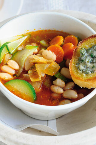Minestrone mit Parmesan-Crostini Minestrone mit Parmesan-Crostini