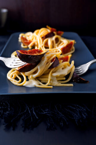 Linguine mit Feigen in pfeffriger Roquefortcreme Linguine mit Feigen in pfeffriger Roquefortcreme
