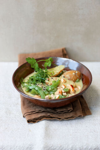 Curry mit jungen Kartoffeln, Cashewnüssen und Frühlingszwiebeln Curry mit jungen Kartoffeln, Cashewnüssen und Frühlingszwiebeln