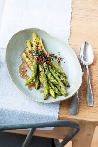 Grüner Spargelsalat mit Sesamöl-Vinaigrette Grüner Spargelsalat mit Sesamöl-Vinaigrette