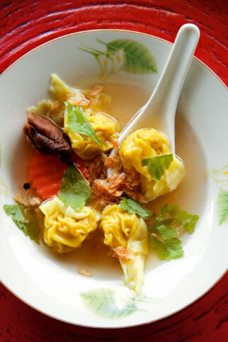 Suppe mit gefüllten Teigtaschen (Soup Giauw) Suppe mit gefüllten Teigtaschen (Soup Giauw)