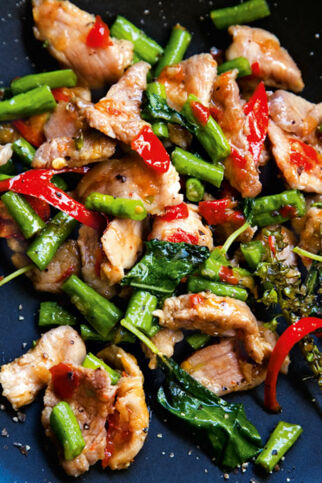 Hähnchenbrustfilet mit Chili und Basilikum (Pad Grapau Gai Sai Tua Fak Yao) Hähnchenbrustfilet mit Chili und Basilikum (Pad Grapau Gai Sai Tua Fak Yao)