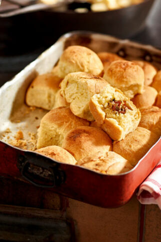 Herzhafte Buchteln mit Kaminwurzen-Zwiebel-Füllung Herzhafte Buchteln mit Kaminwurzen-Zwiebel-Füllung