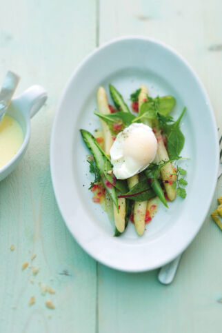 Lauwarmer Spargelsalat mit Pochiertem Ei Lauwarmer Spargelsalat mit Pochiertem Ei