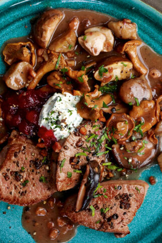Rehmedaillons mit Pilz-Maronen-Gemüse