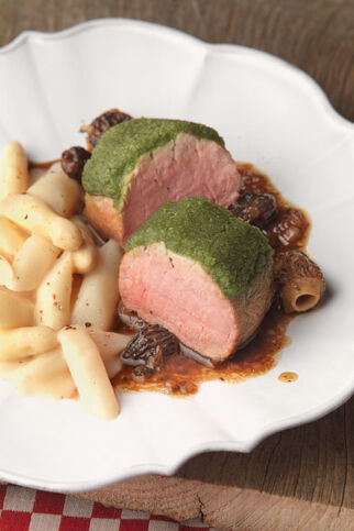 Schweinefilet mit Bärlauchkruste, Morcheln und Spargelragout Schweinefilet mit Bärlauchkruste, Morcheln und Spargelragout