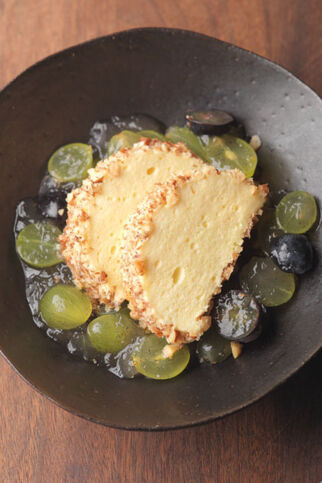 Geeiste Rieslingmousse mit gelierten Vanilletrauben Geeiste Rieslingmousse mit gelierten Vanilletrauben